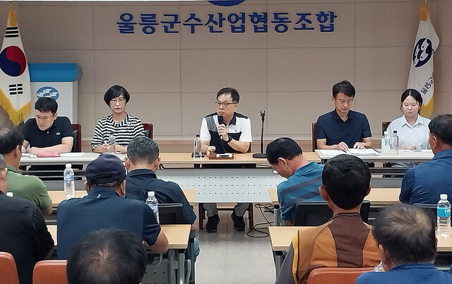 수산자원보호 직불제 등에 대해 설명하는 동해어업관리단. /김두한 기자 