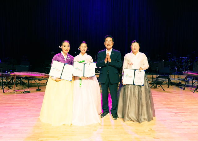영천아리랑 전국경창대회 명창부 금상 박은경(왼쪽부터), 일반부 이하현,  최기문 영천시장, 단체부 서금옥씨. /영천시제공