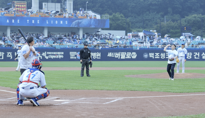 고교 현장과 함께하는 대구대학교의 날 행사 시구·시타 장면.  /대구대 제공