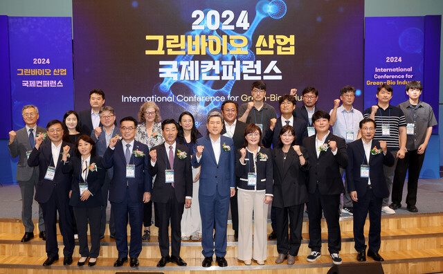 2024 그린바이오 산업 국제 컨퍼런스 개막식이 9일 오후 포스코 국제관에서 열렸다. 양금희 경북도 경제부지사, 이강덕 포항시장, 김일만 포항시의회 의장을 비롯한 내빈과 국내외 전문가들이 축하 세리머니를 하고 있다. /이용선기자 photokid@kbmaeil.com