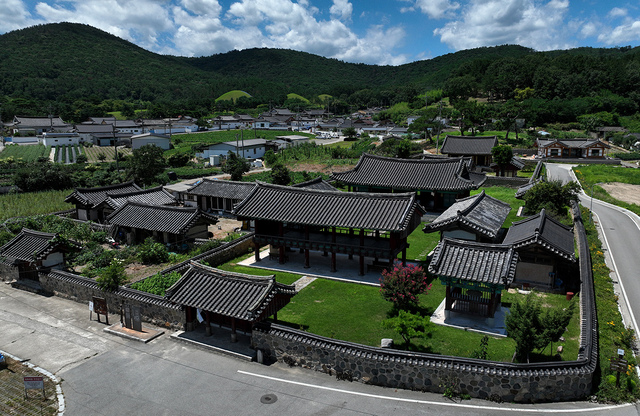 김유신과 설총, 최치원의 위패를 모신 경주 서악서원.