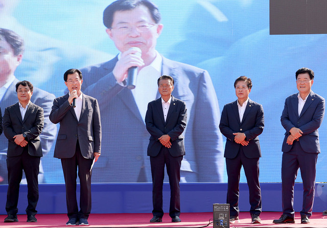 이만희 국회의원과 내빈들이 함께 축사를 하고 있다.