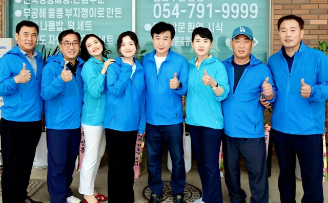 명품울릉 직원들. 명품울릉은 울릉도 출향인 등 울릉도 출신 8명이 의기 투합해 농업회사법인을 만들었다./명품울릉 제공
