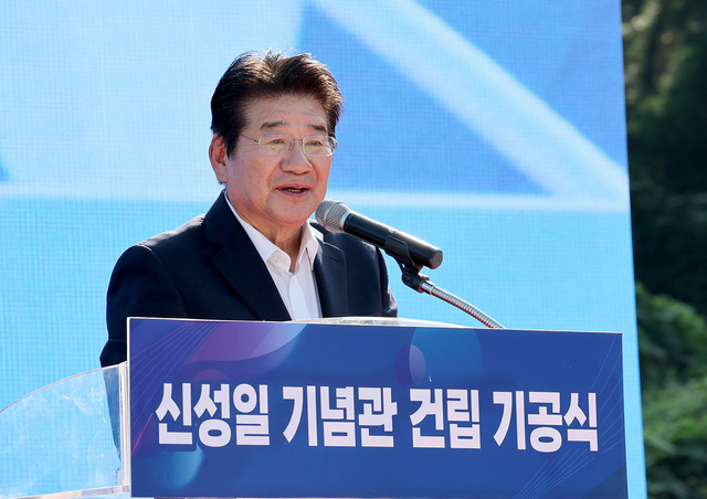강석호 한국자유총연맹 총재가 유족 대표로 인사말을 하고 있다.