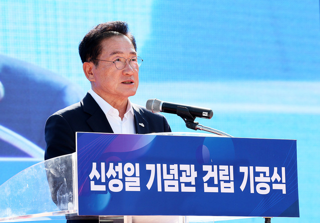 지난 13일 영천시 괴연동 160-7 성일가 일원 부지에서 열린 신성일기념관 건립 기공식에서 최기문 영천시장이 기념사를 하고 있다.
