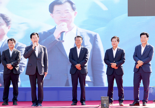 이만희 국회의원과 내빈들이 함께 축사를 하고 있다.