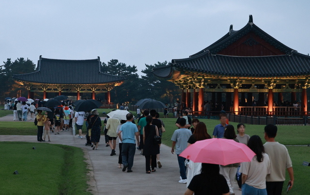 관광객들이 추석연휴 기간 동궁과 월지를 거닐고 있다. /경주시제공