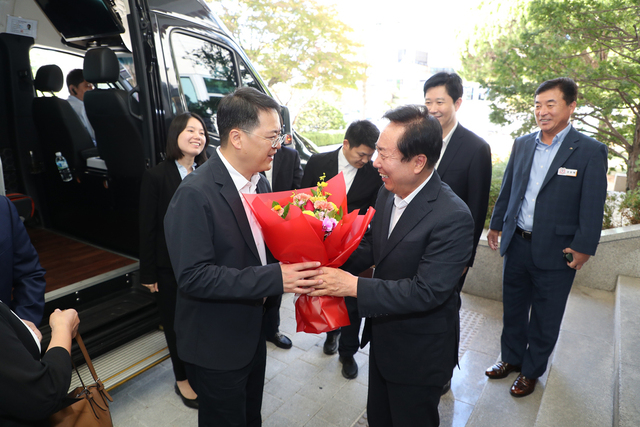 권기창(오른쪽) 안동시장이 중국 호북성 효감시 우칭화 시장 에게 환영의 꽃다발을 전달하고 있다. /안동시 제공