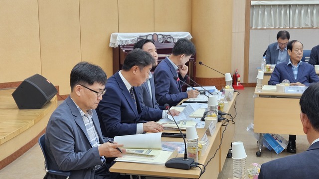 포럼 참가자들이 자료를 살펴보고 있다. /영주상의 제공