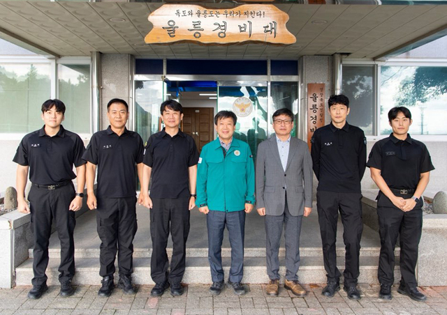 남한권 울릉군수와 정종학 울릉농협장이 울릉경비대를 방문해 호우피해 복구에 지원을 아끼지 않은 대원들을 격려했다. /울릉농협
