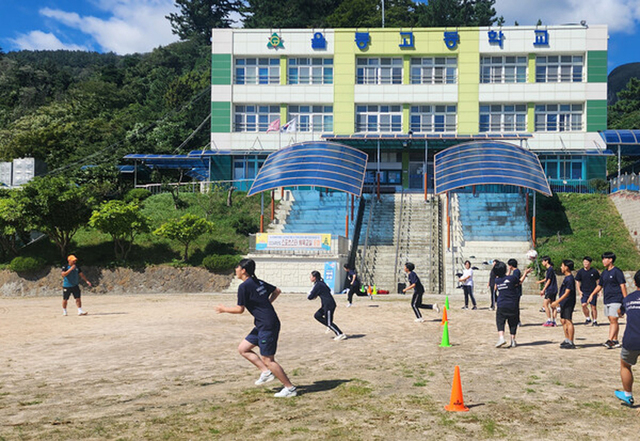 강원 FC 유소년 팀 최경진 감독이 울릉고등학교 학생 20여 명을 대상으로 축구 수업을 진행했다. 