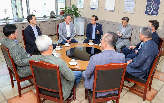 울릉군의원들이 한전 대구본부를 방문 울릉도 전력에 대한 애로 사항을 전달했다./울릉군의회