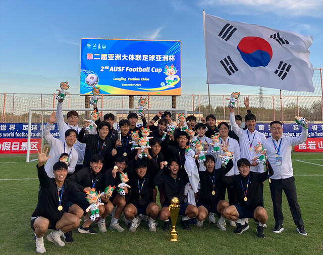 제2회 아시아대학 스포츠연맹 축구대회(AUSF Football Cup) 우승 기념 단체 사진.   /경일대 제공