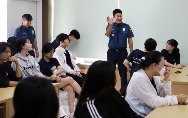 울릉경찰서가 울릉도 학부모와 청소년들에게 사이버 범죄 예방에 대해 설명하고 있다. /울릉경찰서 