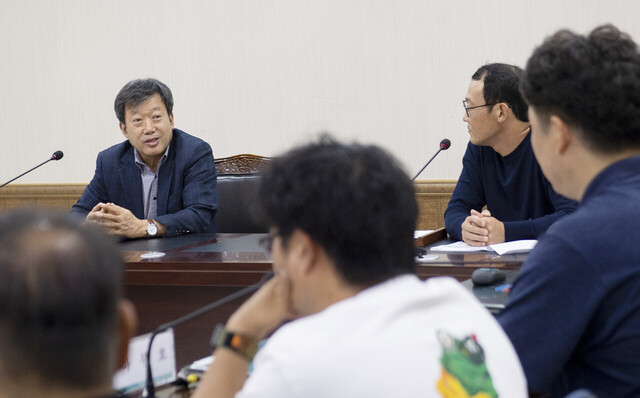 남한권 울릉군수와 노조원 간 대화를 나누고 있다./울릉군