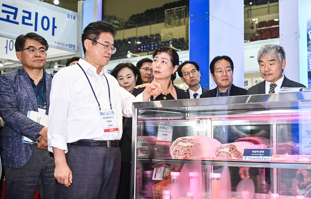 이철우 지사가 26일 개최된 ‘2024 경북바이오산업 엑스포’에서 60여 개의 바이오 관련 기관과 기업이 참여하는 부스를 둘러보며 다양한 제품과 기술을 살펴보고 있다. /경북도 제공