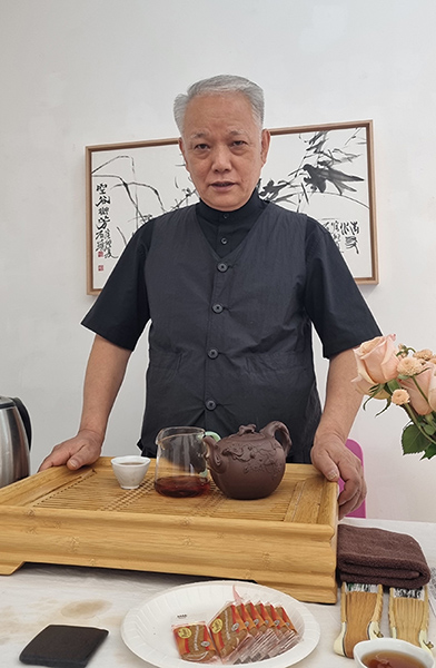 석경 이원동이 최근 대구시 중구 대봉동의 한 화랑에서 열린 부채전시회에서 관객들과 대화를 나누고 있다.  /한상갑 기자