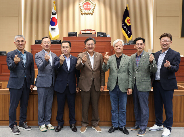 경북도의회 방문 박성만 의장과 기념촬영.