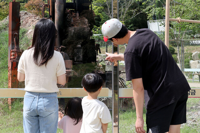 29일 오전 포항시 남구 대잠동 철길 숲 ‘불의 정원’의 불이 지난 27일 이후 계속 꺼져 있다. 불의 정원은 지난 2017년 3월 8일 관정 굴착 중 천연가스가 분출되면서 불이 붙었다.  /이용선기자 photokid@kbmaeil.com