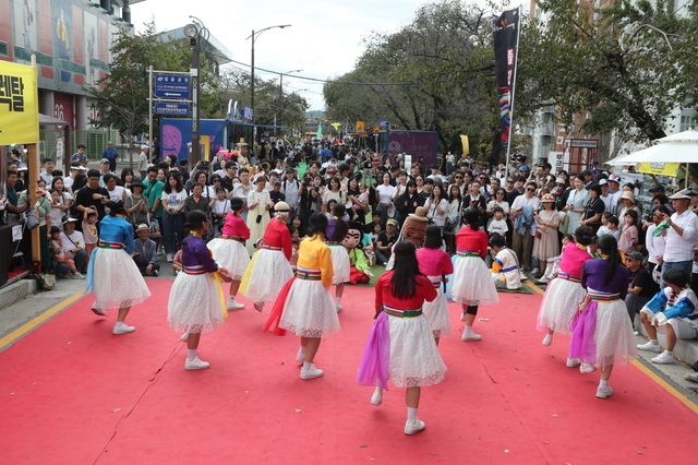 지역 학생들로 구성된 약 30명의 탈놀이단이 축제장 곳곳에서 게릴라공연을 벌이며, 주제공연과 포토타임 등으로 관객과 소통하고 있다./안동시 제공