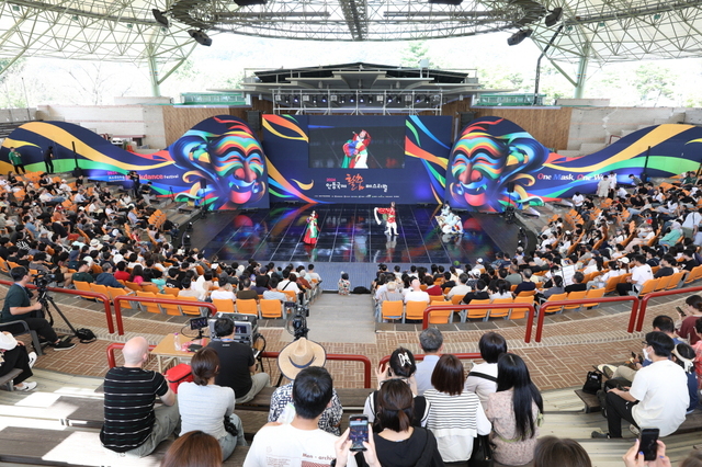 2024 안동국제탈춤페스티벌’을 찾은 관광객 등이 탈춤공연장에서 탈춤 공연을 즐기고 있다./안동시 제공