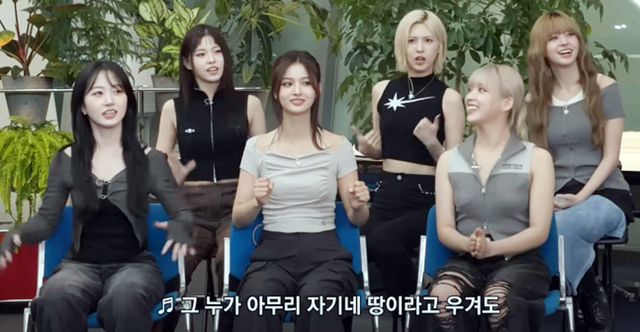 엔믹스가 독도는 우리 땅 노래를 부르고 있다.