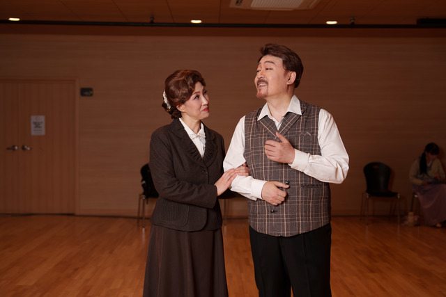 시민참여형 오페라 '사문진-피아노, 그 첫 번째 이야기'에 참여하는 시민 이현진(에피 역, 우측)과 장재균(사보담 역, 좌측)씨가 연습에 한창이다. /달성군 제공