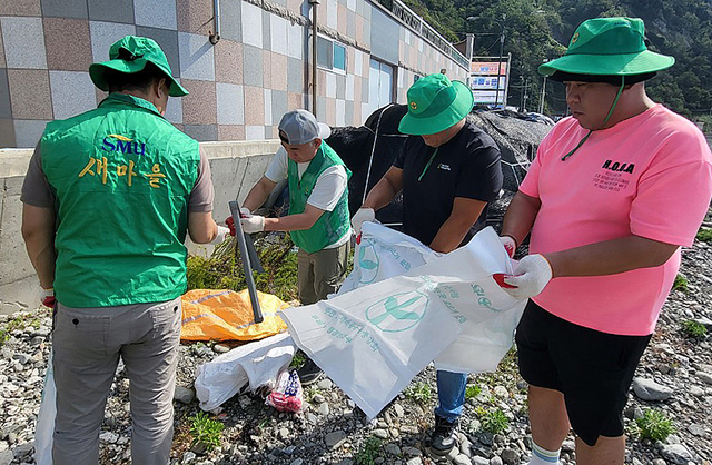 해안을 깨끗하게 정리하고 있는 직공장울릉군 새마을지도자들.