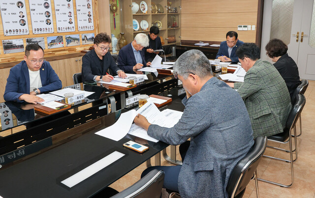 울릉군 현안 업무에 대해 진지하게 논의하고 있다.