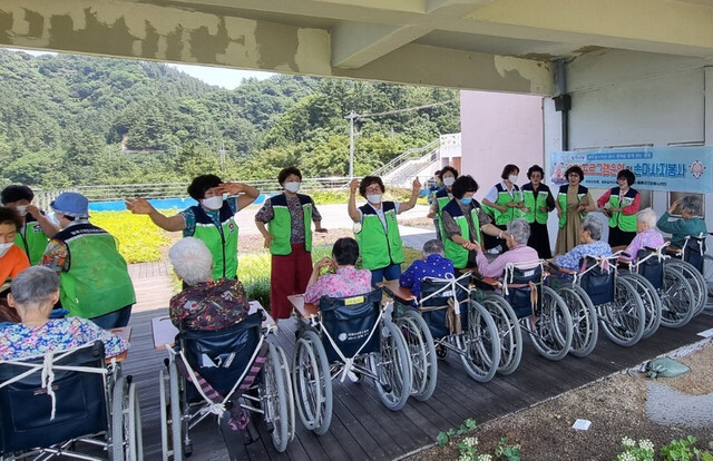 울릉군 자원봉사자들이 어르신들과 즐거운 시간을 보내고 있다./김두한기자 