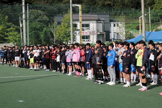 대회 참가 선수들이 국민의례를 하고 있다.
