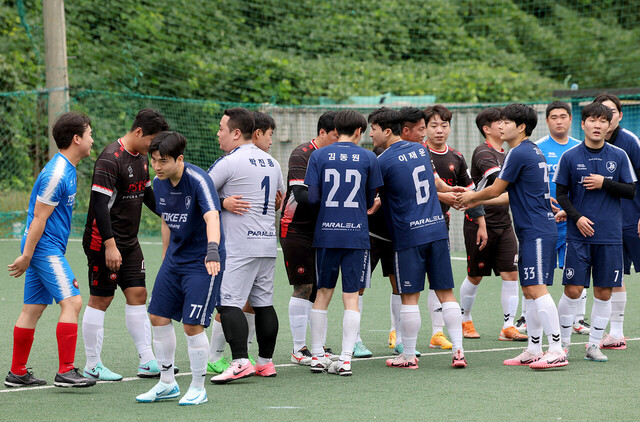 경기를 마친 조크 클럽과 탑도그 클럽 선수들이 서로 격려하고 있다.