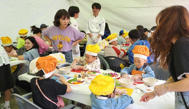 축제장을 찾은 어린이들이 음식만들기 체험을 하고 있다. /김락현기자