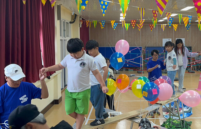 위험한 다리를 건너면서 협동심과 안전을 강조./저동초등