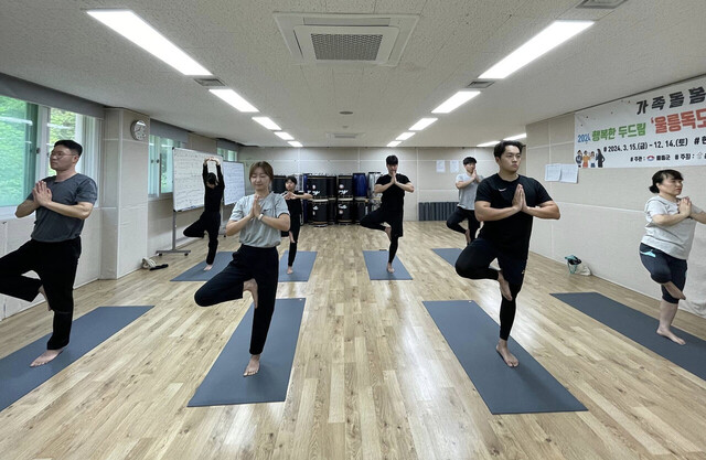 실내 요가 시간.
