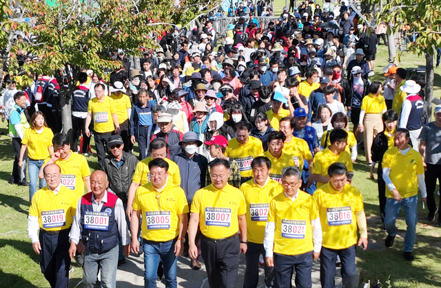 김재욱 칠곡군수가 이상승 군의장 등 군민들과 함께 낙동강 호국길 걷기 체험행사를 하고 있다. /칠곡군제공