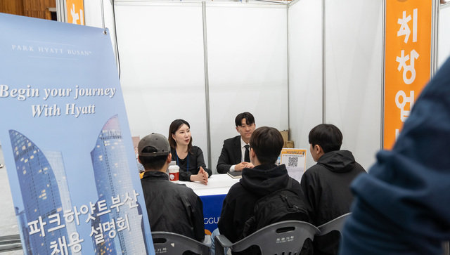 2024 WISE Dongguk 취업박람회에서 재학생 취업 상담이 진행되고 있다. /동국대제공