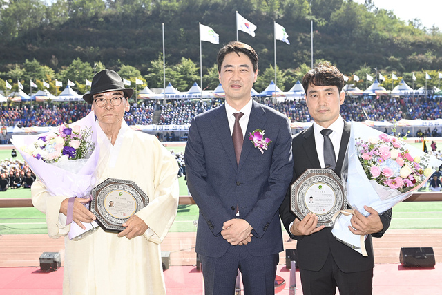 ‘달성군민상’을 수상한 윤홍석(왼쪽) 현풍향교 전교, 김지훈 옥포신세계연합의원 총괄이사.  /대구 달성군 제공