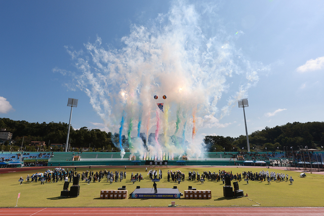 제26회 예천군민의 날 기념식 및 제60회 예천군민체육대회 개막 축포가 터지고 있다. /예천군제공