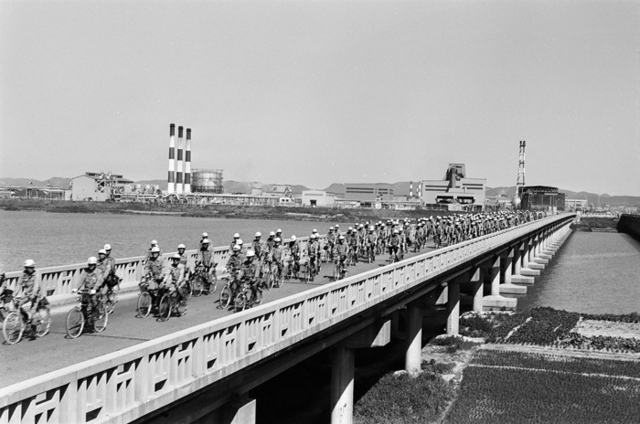 1970년대 포항제철 근로자들 자전거 출근 모습.