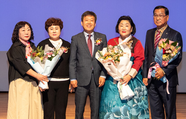 수상자 기념촬영.