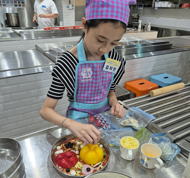 자기만의 레시피로 독도피자를 만드는 참가자./독도사랑운동본부