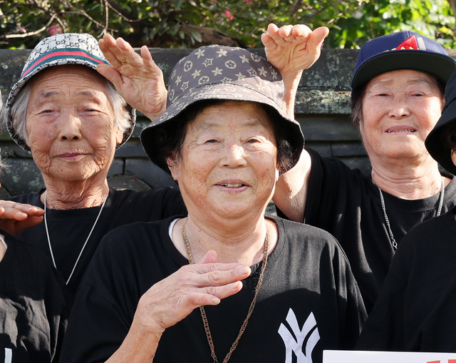 시한부 3개월 극복하고 랩퍼 활동을 하는 수니와칠공주 서무석 할머니(가운데). / 칠곡군 제공