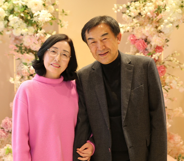 서광일 명장과 아내가 아들의 결혼식장에서 함께 웃고 있다.