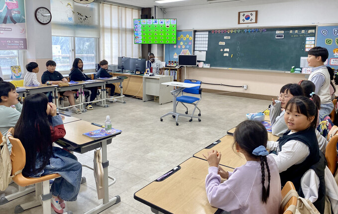 영어를 통해 대화 중 웃고 있는 학생들./울릉교육지원청