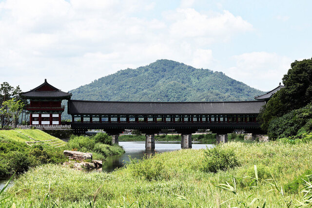 경주 월정교 뒤편으로 신라인들이 성스럽게 여겼던 선도산이 보인다.