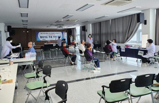 울릉도 많은 어르신들이 안검사를 받았다./울릉군