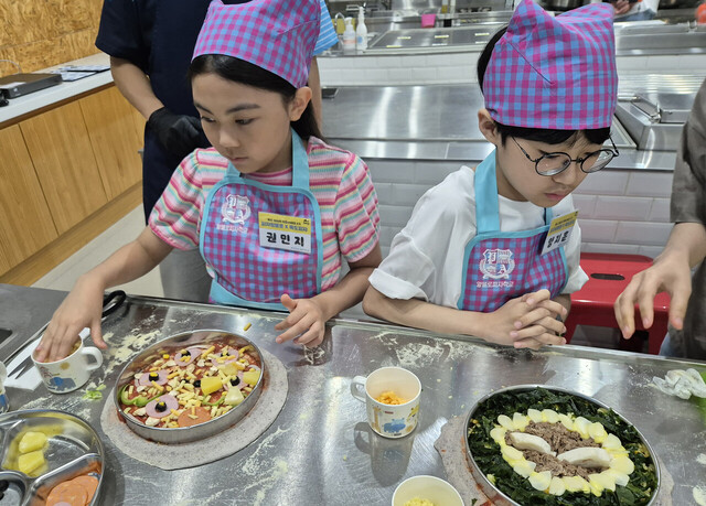 독도피자를 만들고 있는 독도어린이의용수비대. /독도사랑운동본부