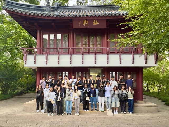 윤봉길의사 도시락 폭탄을 투척한 홍구공원에서 기념촬영을 했다. /민주평통봉화군협의회 제공