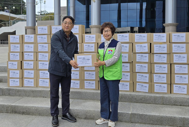  한국전력 MCS사회봉사단 사랑의 꾸러미를 울릉군자원봉사센터에 전하고 있다. /울릉군자원봉사센터제공